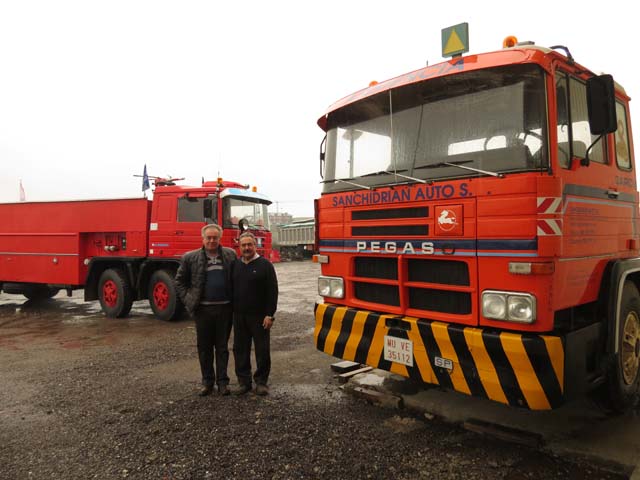 Rogelio junto a Celso, de Volquetes Ponferrada, dos restauradores de camiones Pegaso.